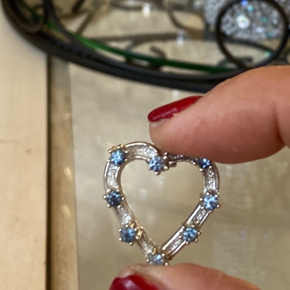 Vintage Silver Toned Brooch Pin with Light blue Crystal Rhinestones in a heart! - Picture 1 of 3